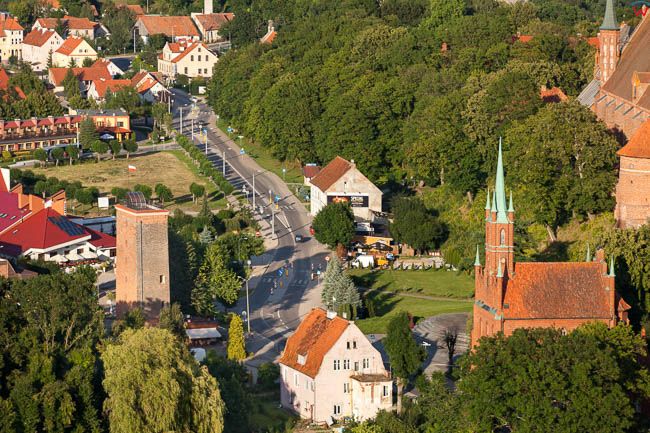 Frombork, ulica Kopernika biegnaca na wysokosci Wzgorza Katedralnego. EU, PL, Warm-Maz. Lotnicze.
